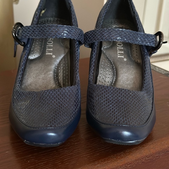 Rosolli Navy Heels - Picture 3 of 11